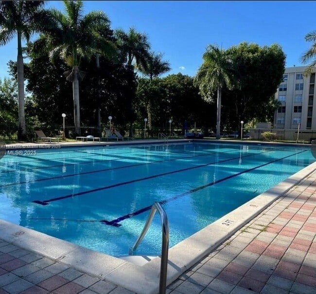 Building Photo - 9320 Fontainebleau Blvd