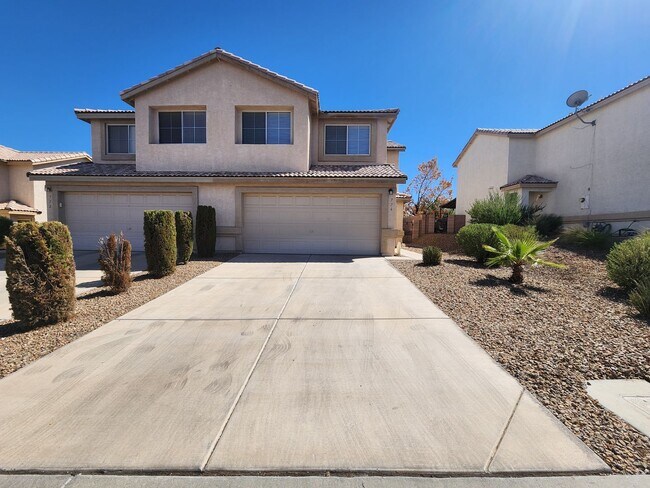 Building Photo - HENDERSON: 3 bed/2.5 bath Townhome with Spacious Kitchen, Private Backyard, Large Primary Suite &...
