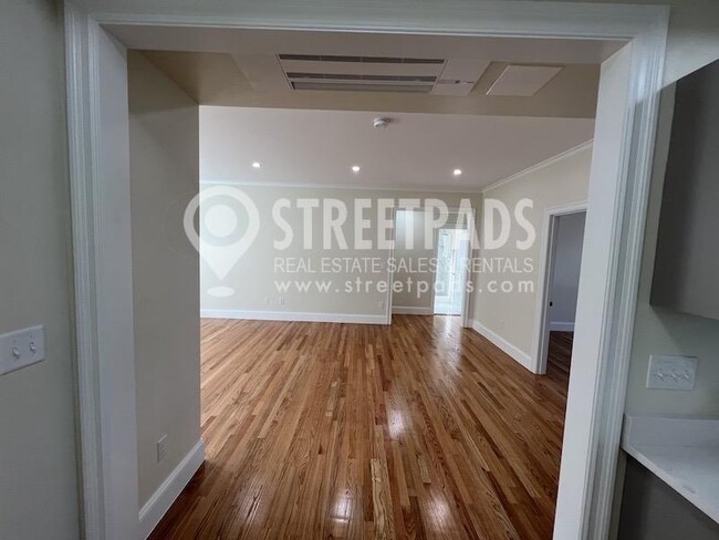 Building Photo - 4 bedroom in Brookline MA 02446