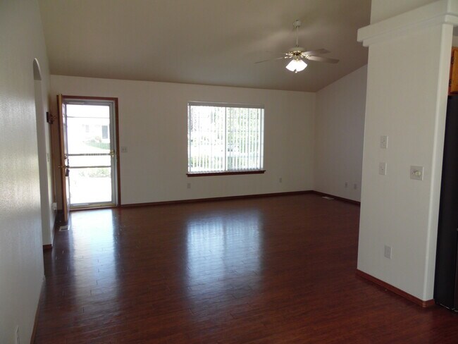 Building Photo - 1290 W Cardinal Ave