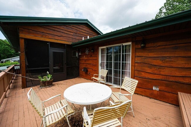 Building Photo - Beautiful 3 Bedroom Fully Furnished House ...