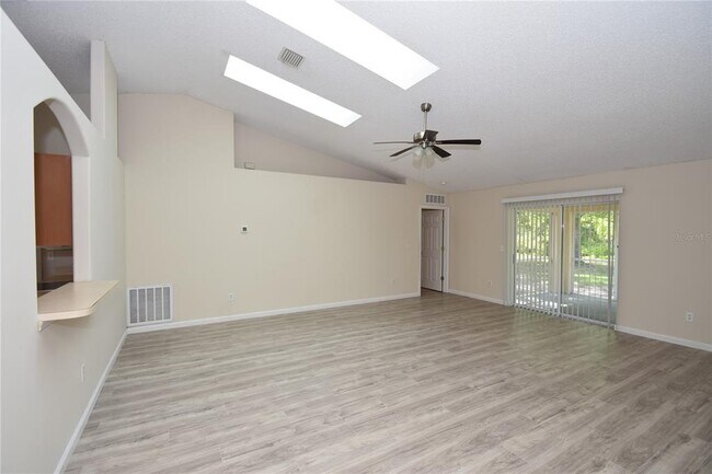 Building Photo - 15 White Deer Ln