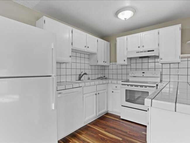 Building Photo - 526 S 40th Ave