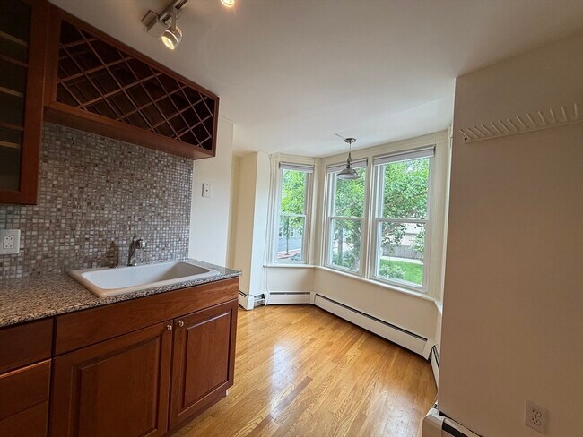 Building Photo - 18 Pleasant St