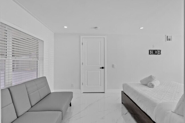 Building Photo - 871 NW 23rd Terrace