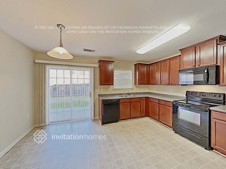 Building Photo - 2942 Village Center Dr