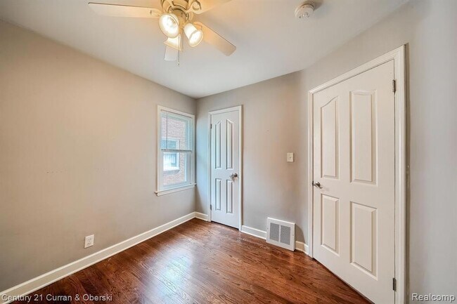 Building Photo - 3015 N Wilson Ave
