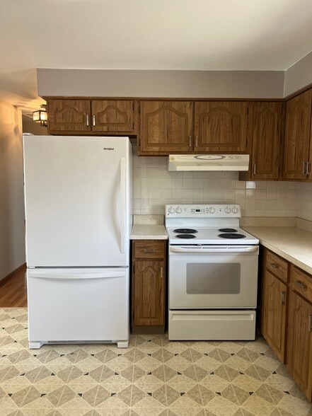 Kitchen Appliances - 701 N Craig Pl