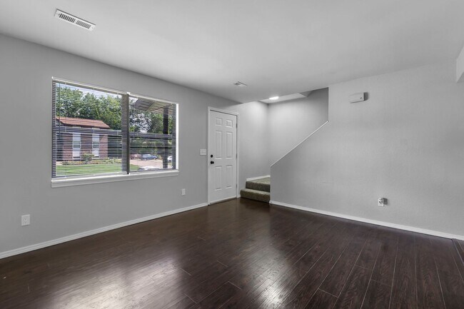 Building Photo - Charming 2-Bedroom Duplex in an Established Neighborhood