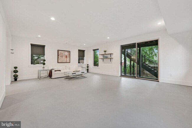 Building Photo - 1452 Buena Vista Ave