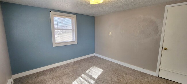 Building Photo - LARGE 1 BEDROOM HOME WITH MANY UPDATES