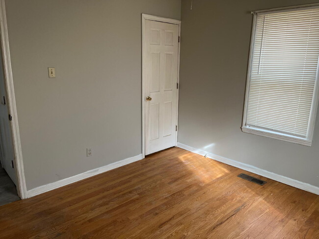 Building Photo - "Charming 3-Bedroom Home with Cozy Fireplace & Gleaming Hardwood Floors!" SECTION 8 PREFERRED!