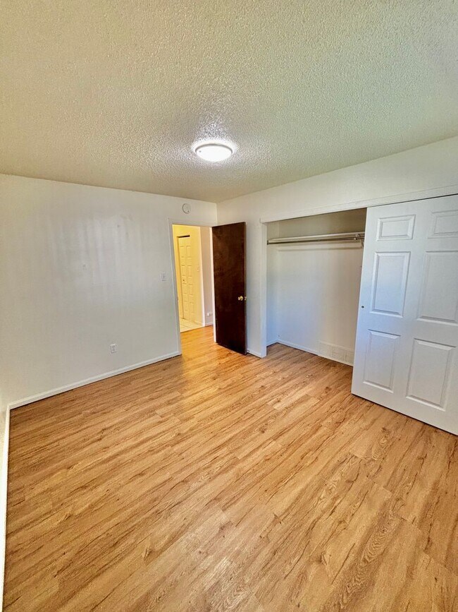 Building Photo - 3512-3512 Holland Ct