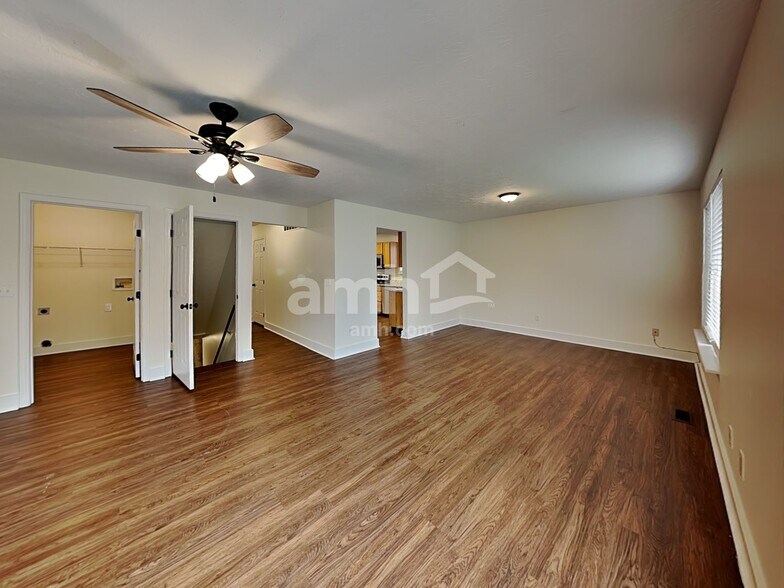 Building Photo - 1215 Brookstone Dr