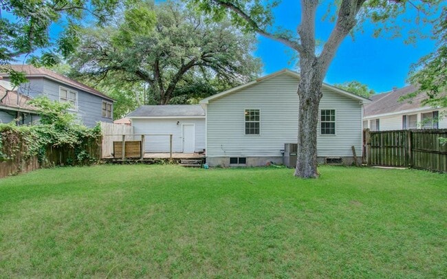 Building Photo - 834 Live Oak St