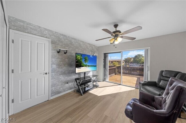 Building Photo - 916 SE 14th Terrace