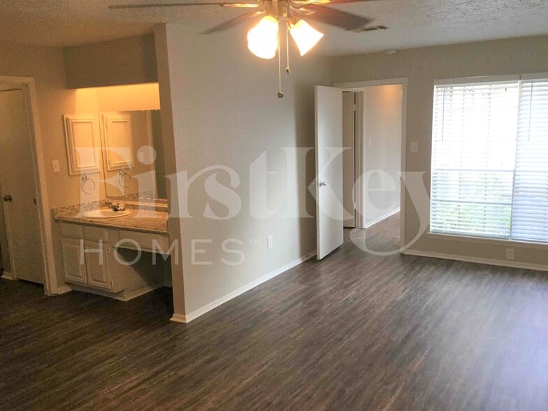 Building Photo - 5506 Maplegate Dr