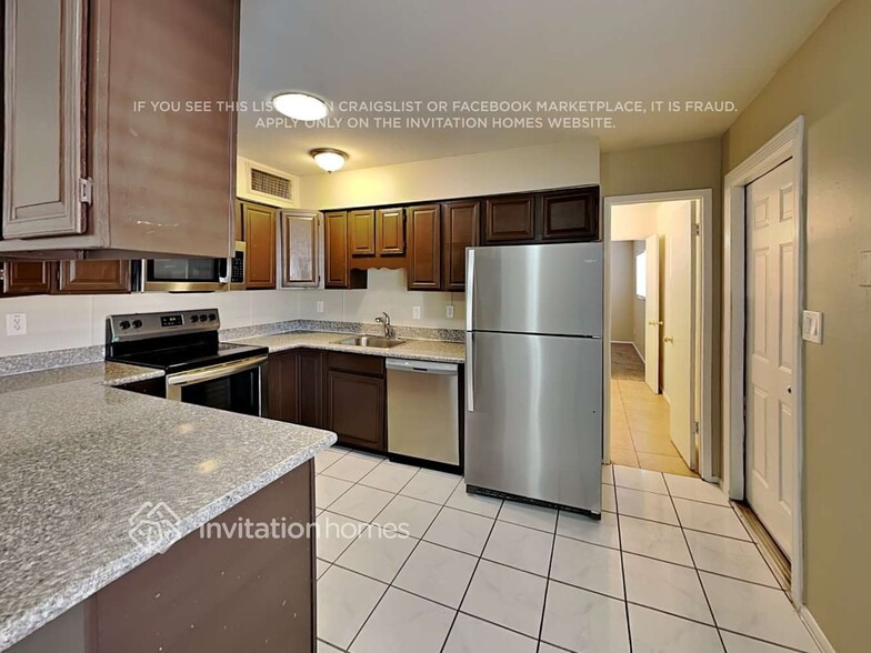 Building Photo - 4142 W Royal Palm Rd