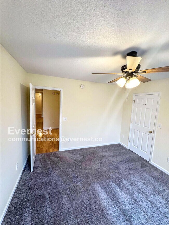 Building Photo - 552 Drake Cir