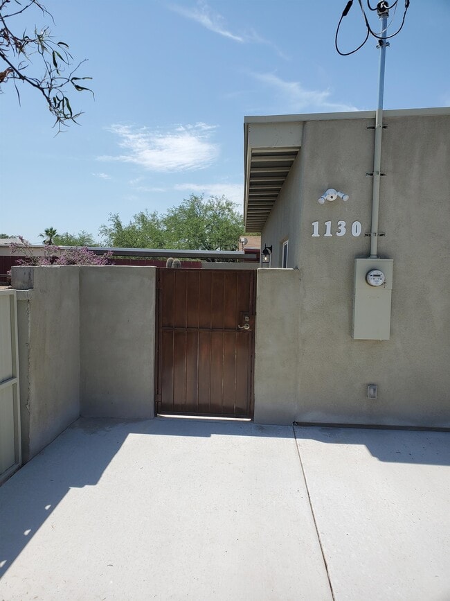 Building Photo - 1130 E Winnie Pl