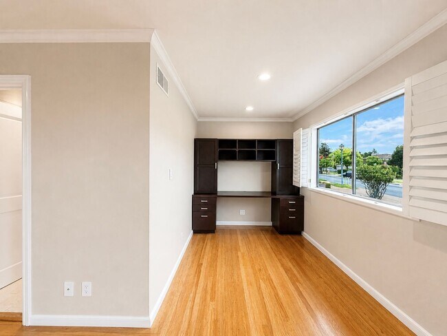 Building Photo - Refined Piedmont Residence with Timeless Mid-Centry Appeal
