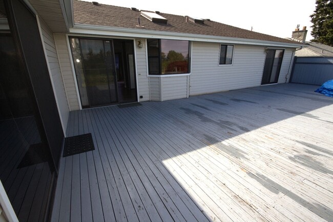 Building Photo - Beautiful SeaTac Home with Expansive Territorial Views