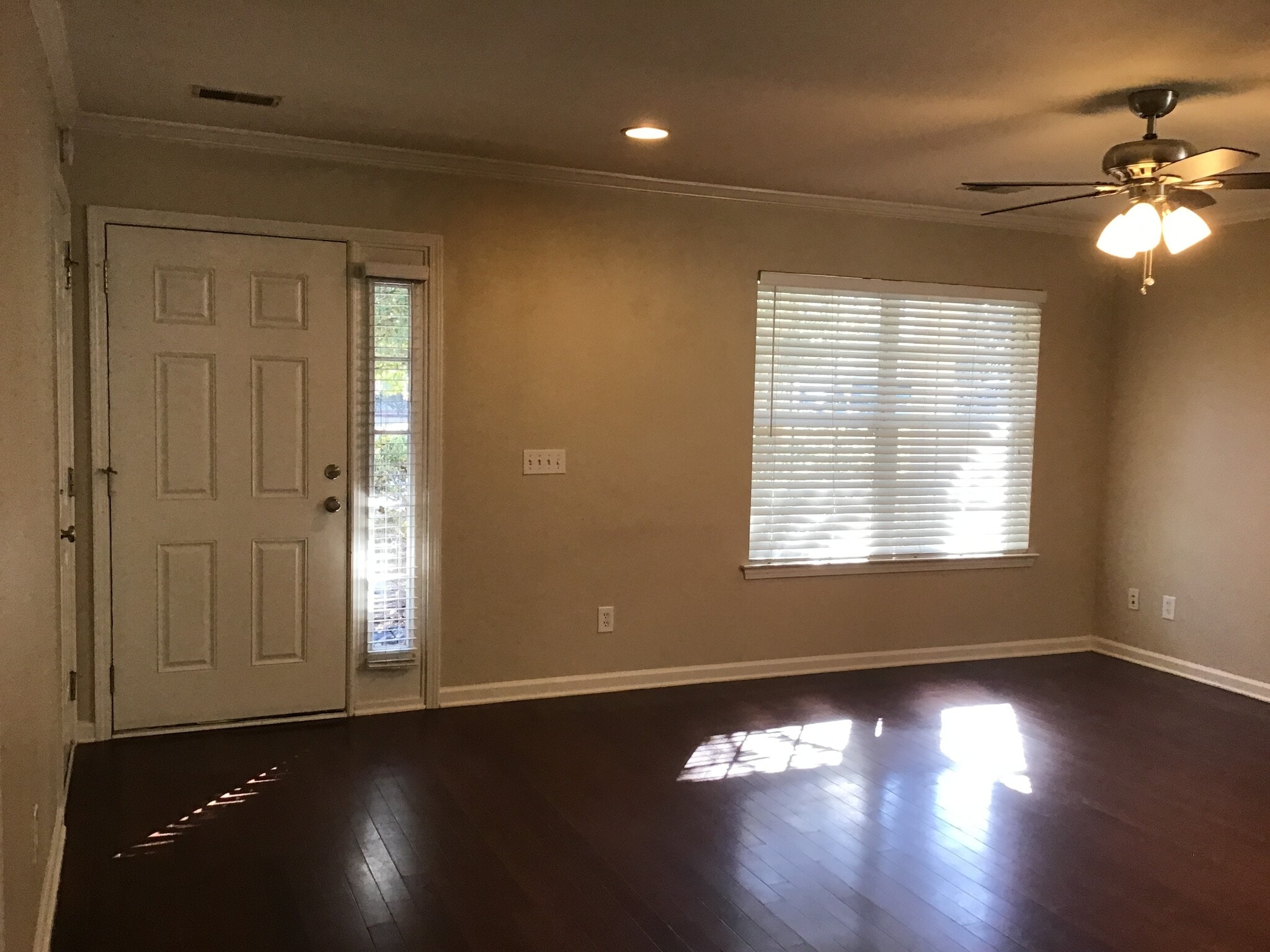 Building Photo - 195 Oakesdale Dr