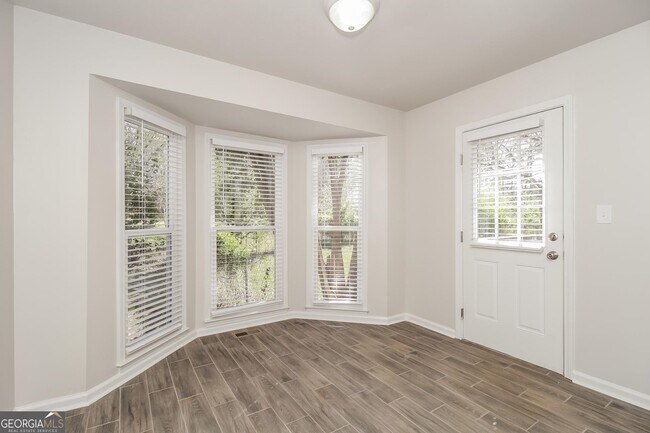 Building Photo - 175 Sumer Ln N