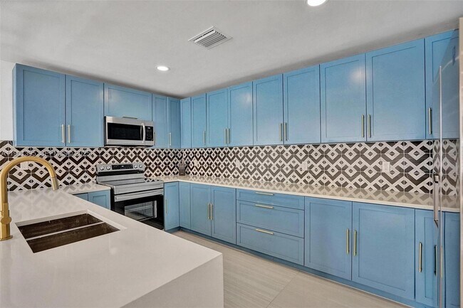 Building Photo - 1141 N North Lake Dr