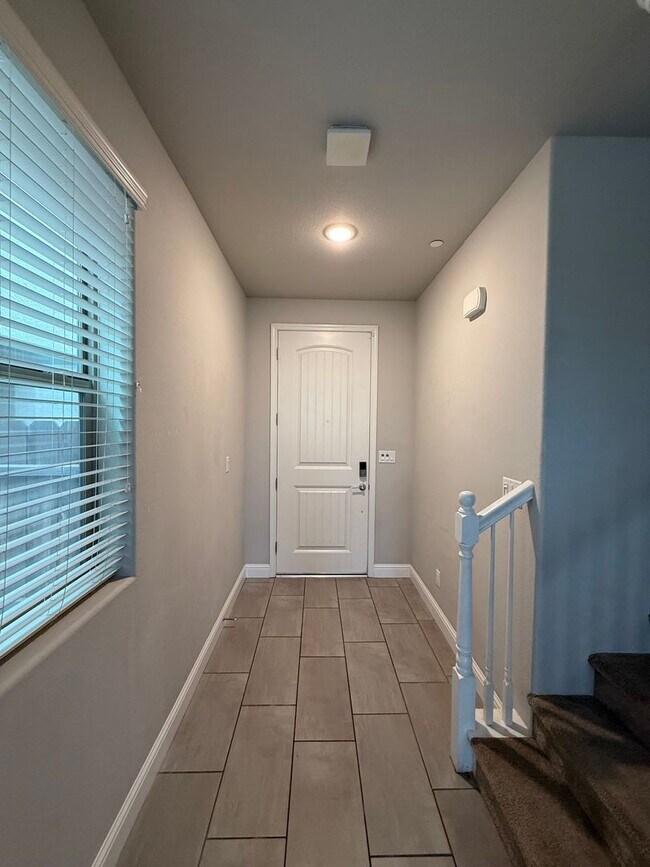 Building Photo - Charming 3-Bedroom Home in Family-Friendly 93727 Neighborhood