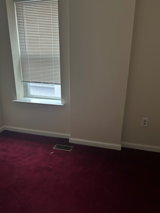 Building Photo - 1122 W 6th St