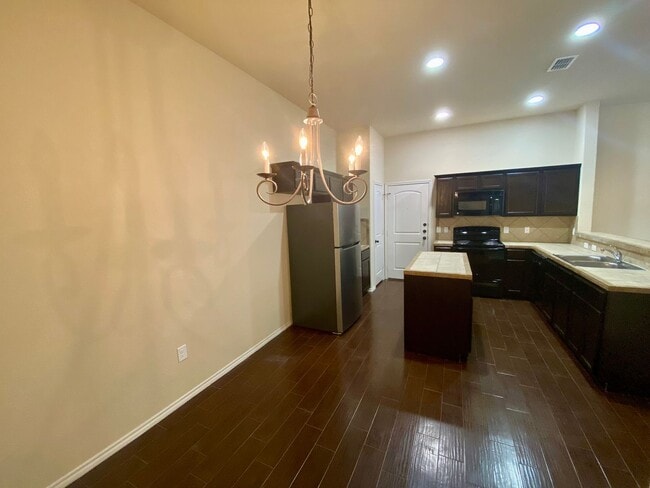 Building Photo - Move In Ready Duplex