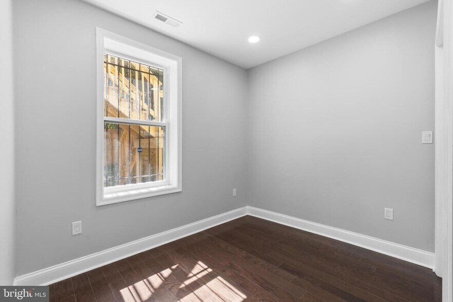 Building Photo - 313 Parkland Pl SE