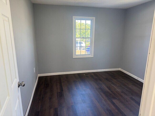 Building Photo - 212 Aesque St