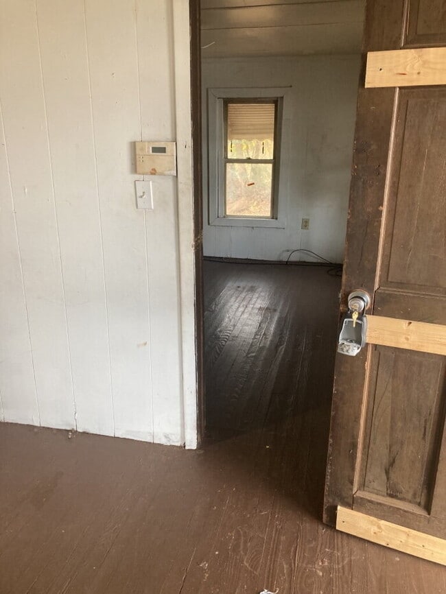 Building Photo - "Charming 2-Bedroom Retreat in Laurens - Your Cozy Haven Awaits!"