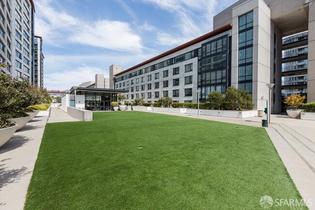 Building Photo - 250 King St