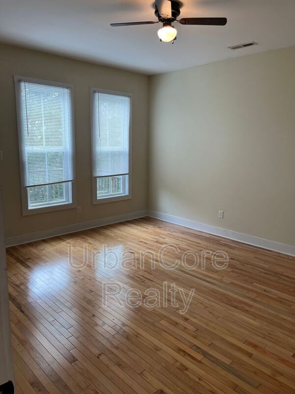 Building Photo - 3508 E Clay St