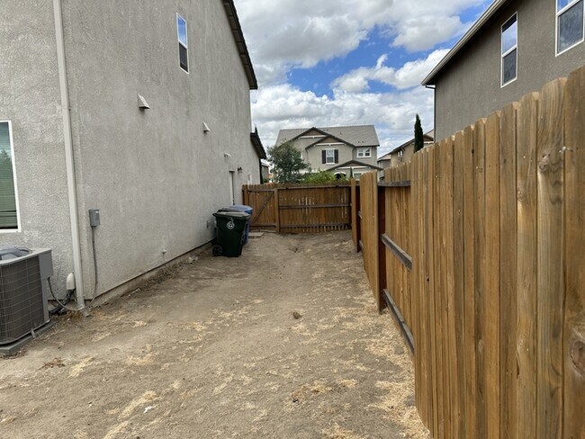 Building Photo - Manteca 5 Bedroom, 3 Bath Executive Style ...