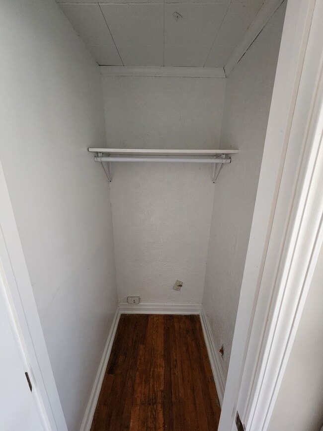 Building Photo - Spacious 3-Bedroom, 1-Bathroom Home AVAILABLE NOW!!