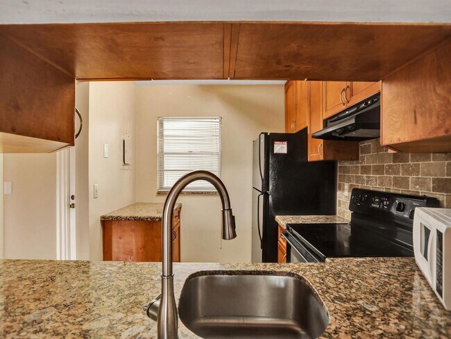 Building Photo - 9330 Lagoon Pl