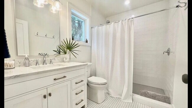 Building Photo - Low Country Cottage located in the Heart o...
