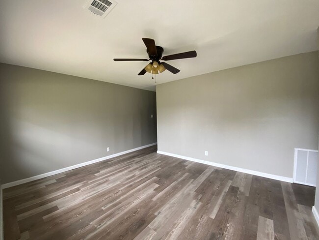 Building Photo - Remodeled 3bed/2bath house