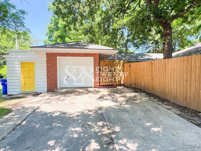 Building Photo - **COMING SOON FOR JUNE 2026 MOVE IN!** 3 BED/2 BATH DUPLEX - CLOSE TO CAMPUS!