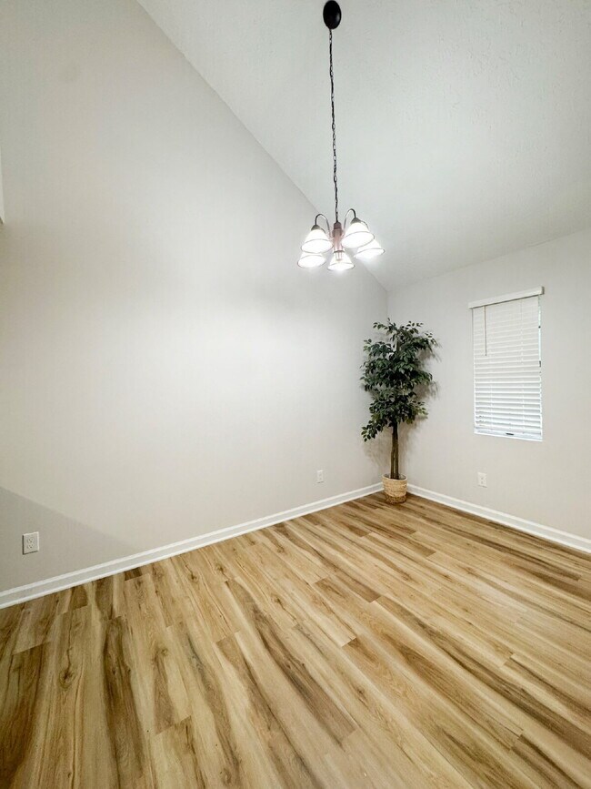 Building Photo - Completely Renovated Duplex with Garage Available For Rent