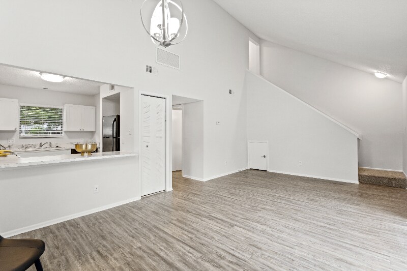 Building Photo - 2550 W Bird St