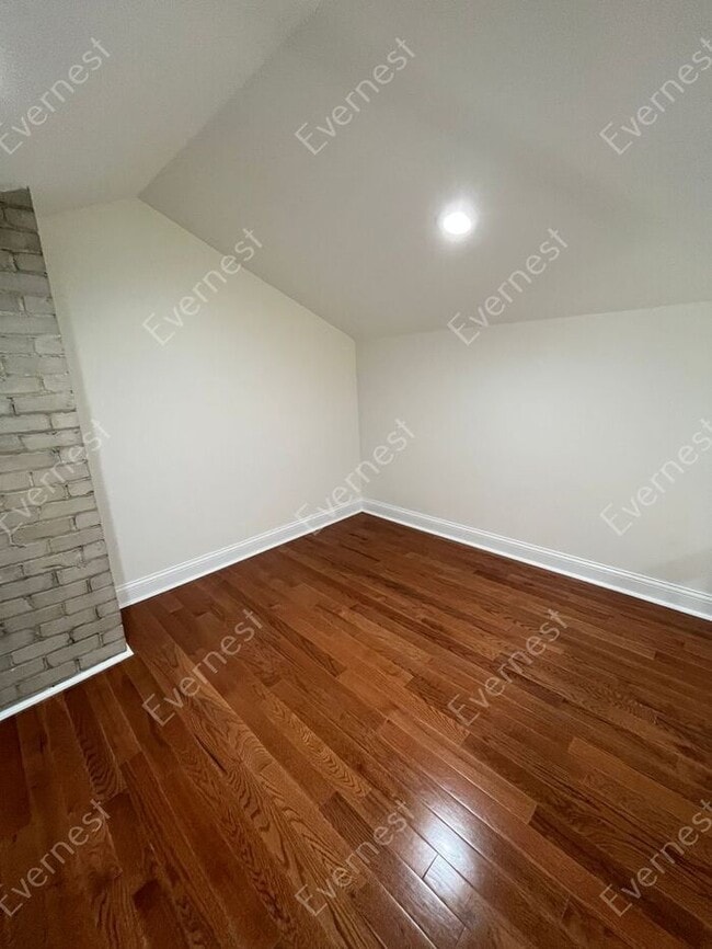 Building Photo - Charming 2-Bedroom Home with Modern Amenit...