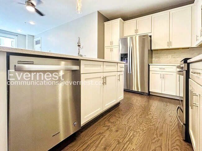 Building Photo - Spacious 3 Bed, 2.5 Bath Town Home with Attached Garage | Pet Friendly