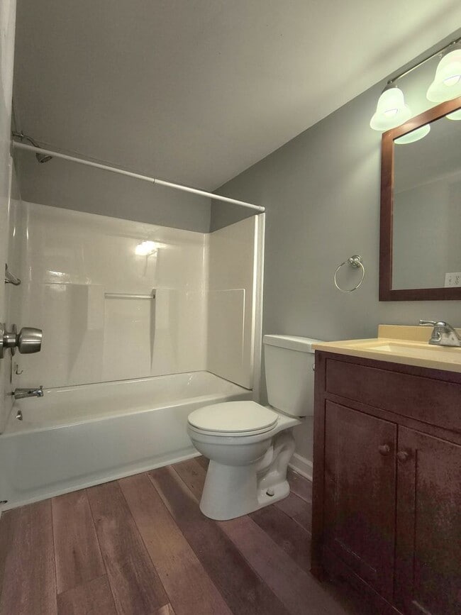 Building Photo - Updated 2br/1ba Oak Ridge bungalow