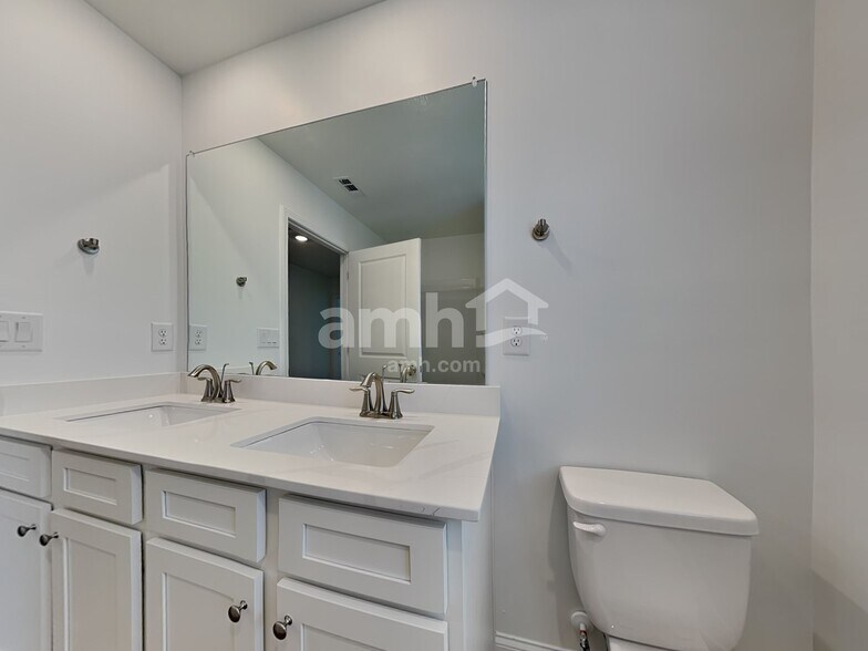 Building Photo - 496 Pointe Dr