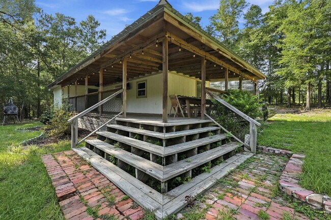 Building Photo - Must-See Country Retreat with Modern Convenience